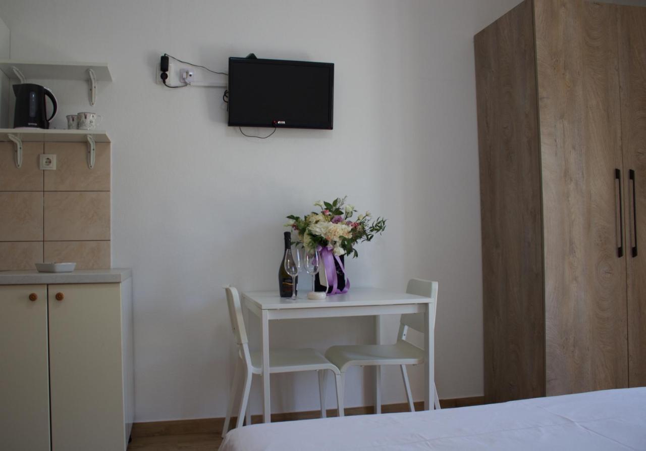 Apartmani Bauk Pucisca Exterior photo