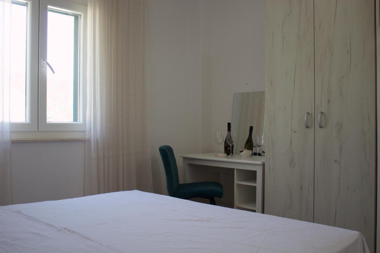 Apartmani Bauk Pucisca Exterior photo